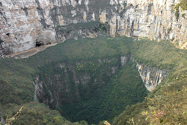 世界最大重慶小寨天坑 (圖片來源／Wikipedia)