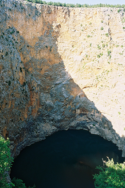 克羅埃西亞紅湖 (圖片來源／Wikipedia)