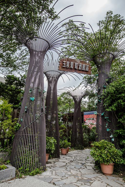 桃園酒廠是北部擁有最大產出率的酒廠，酒廠旁公園有著酒甕裝置藝術，入口步道葡萄藤蔓環繞，綠樹林立，充滿悠然品酒氛圍 (圖片來源／桃園市政府)