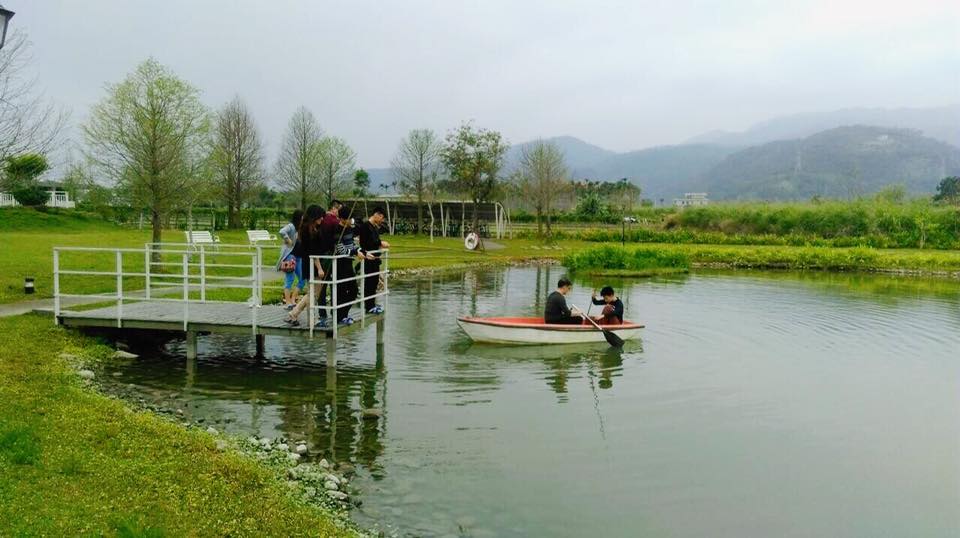 阿米哥渡假會館外的湖池，可以划船與釣魚 (圖片來源／阿米哥渡假會館)