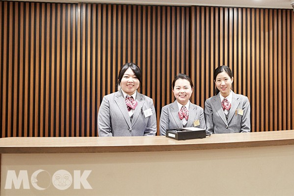 阪急旅客服務中心中說中文也會通的服務人員。(圖片提供／阪急電鐵)