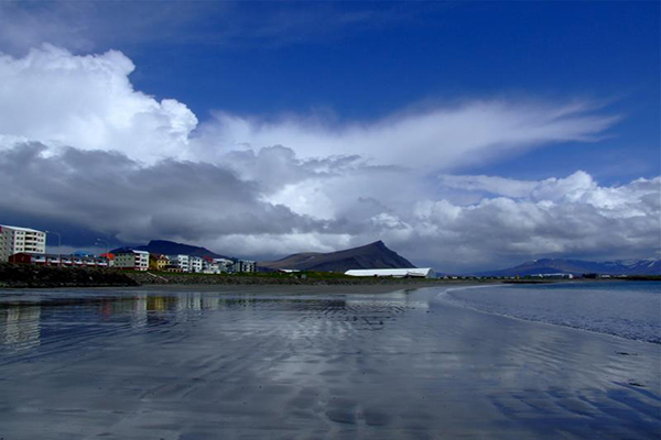 阿克拉內斯港灣美景 (圖片來源／Wikipedia)