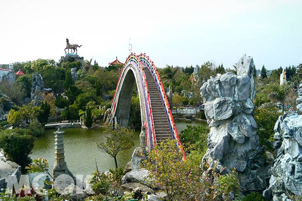 全台最高彩虹灣橋  神怪場景千歲迷宮公園