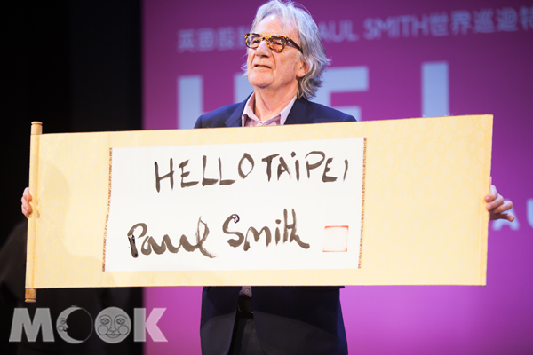 英國時尚設計師PaulSmith首度來台宣傳「HELLO,-MY-NAME-IS-PAUL-SMITH」特展，現場書法寫下「HELLO-TAIPEI」。(圖片提供/主辦單位聯合數位文創)