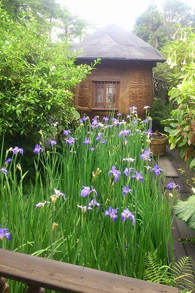 旅人小屋舒宿的竹編古亭畚 (圖片來源／旅人小屋舒宿 田尾鳶尾花田)