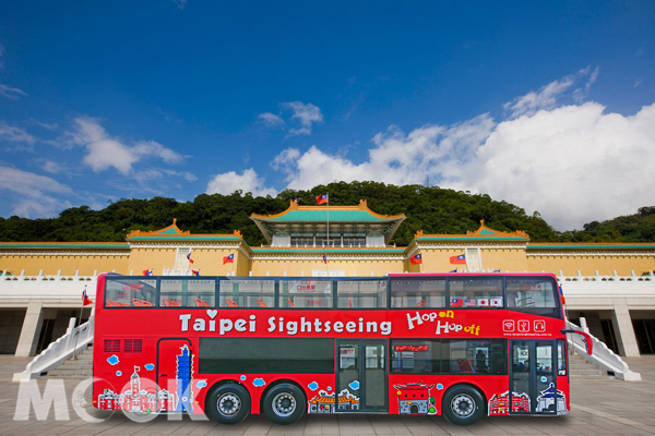 台北雙層巴士與故宮博物館。(圖片提供/台北萬豪酒店)