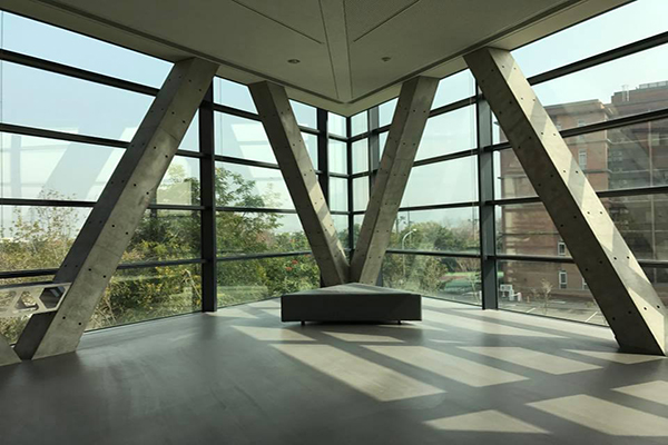 亞洲大學現代美術館，必拍亮點玻璃帷幕、Ｖ型鋼架 (圖片來源／亞洲大學現代美術館 Asia Modern)