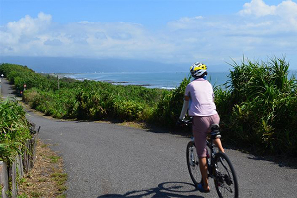 宜蘭濱海自行車專用道，沿途有海岸、樹林、花卉等多種不同風景 (圖片來源／宜蘭縣政府)