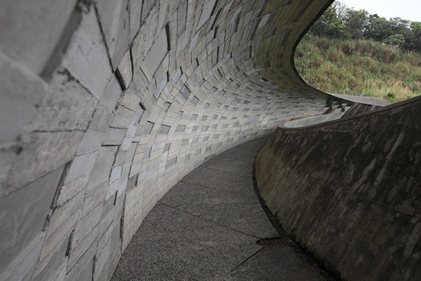 櫻花陵園由宜蘭幾米公園的工作團隊所設計，入口充滿流線型與幾何拼接圖形的美感，讓許多遊客都想前往拍照打卡 (圖片來源／礁溪鄉公所)