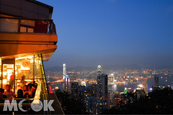 登高望遠，在太平山頂將香港的華麗夜景盡收眼底。
