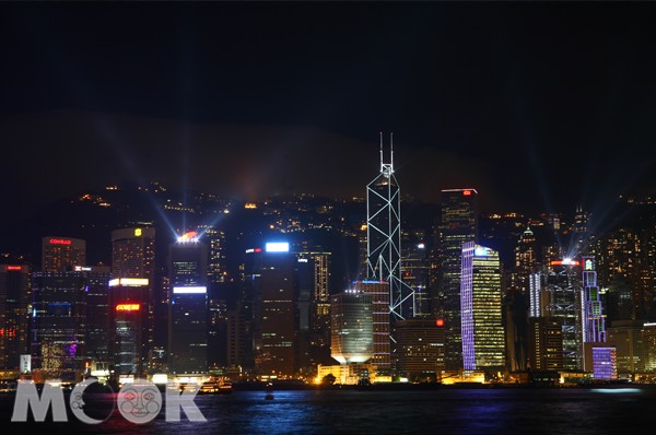 維多利亞港坐擁奢華海景，璀璨的燈光與浪漫的樂聲，是你香港旅程最完滿的體驗。