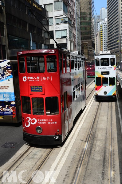 搭乘叮叮車是在香港特有的旅行方式，繁華的都市美景在窗格中一一展現，叫人難忘。