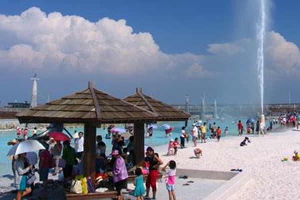 東石漁人碼頭暑季期間來此除可參與濱海音樂盛會，還可體驗沙灘排球與消暑的親水設施 (圖片來源／嘉義縣政府)