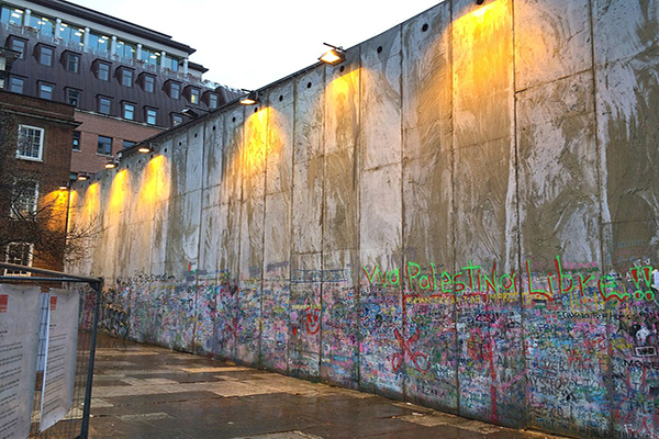 以色列 15年前築起的高牆，當時為了避免以巴衝突越演越烈，於是築起了這座圍牆 (圖片來源／The Walled Off Hotel)