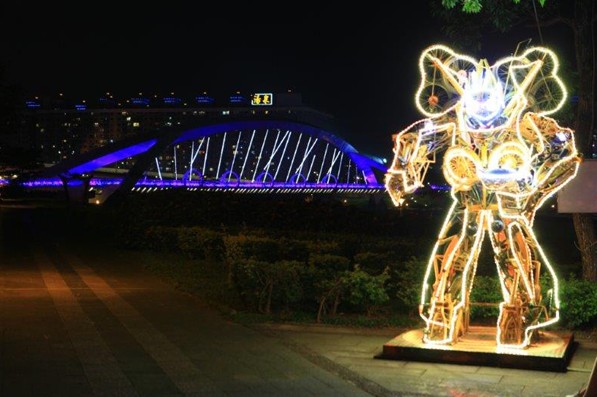 夜間到陽光運動公園賞夜景，還能看到鐵馬金鋼(Bike Bumblebee)亮燈後的身影。