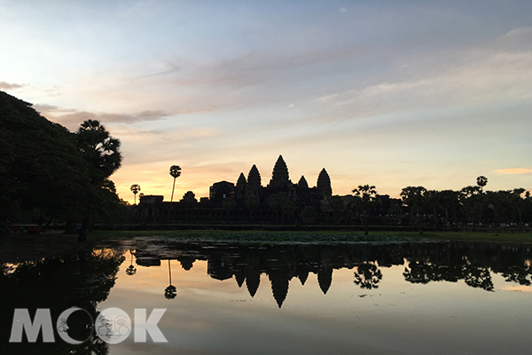 觀賞吳哥窟的日出與日落，是柬埔寨旅遊必排行程之一