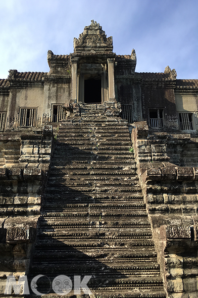 吳哥窟結合了高棉歷代廟宇建築的兩個基本的元素，立體廟山的多層方壇和平地廟宇的迴廊