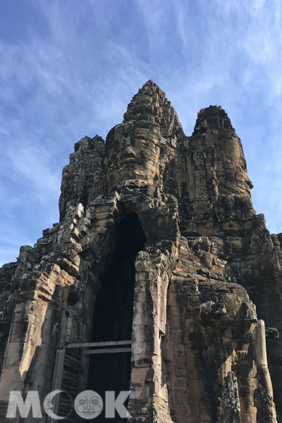 吳哥窟象徵了柬埔寨的宗教神話信仰，如今已是世界聞名的旅遊勝地