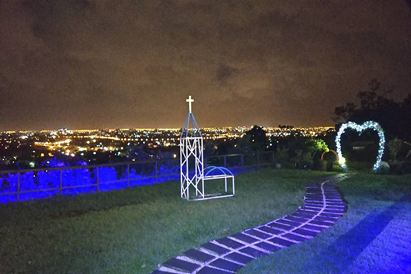 兔子迷宮咖啡餐廳還有眾多浪漫、藝術造景，夜晚燈光閃爍迷人