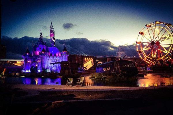 由班克斯於2015年打造的暗黑版迪士尼樂園 – 迪士馬樂園(Dismaland)