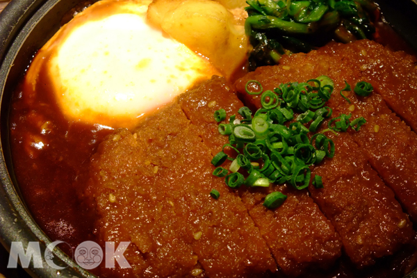 口味厚重為「名古屋」飲食文化的特色，最具代表的美食非味噌豬排莫屬。 (圖片提供/Booking.com繽客)