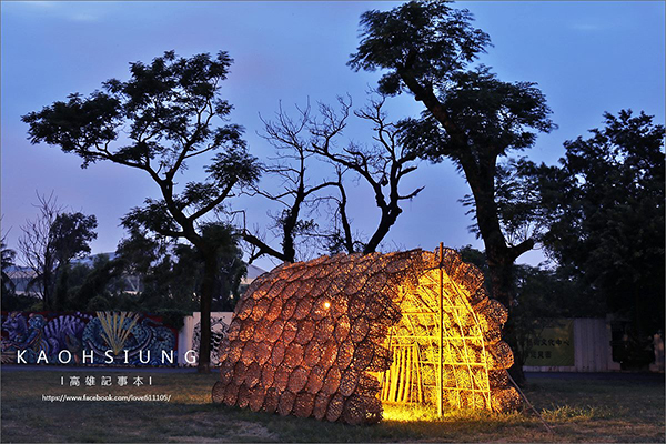衛武營都會公園最新裝置藝術《掩體》，入夜後宛如溫暖的大型藝術燈飾