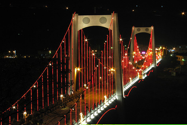 大溪橋纜索線燈在夜晚開啟的設計，美化了大漢溪河岸夜景