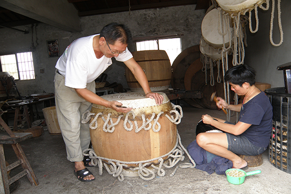 永安製鼓製作過程相當辛苦，需要靠經驗與技巧 (圖片來源／線西鄉公所)