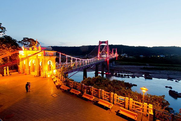 橫跨大漢溪的大溪橋，日夜景都相當美麗 (圖片來源／桃園市政府)