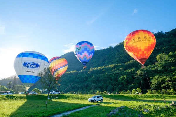 石門水庫熱氣球嘉年華今年不僅延長辦理日期，更在6月1日活動記者會搶先將熱氣球帶進城市中