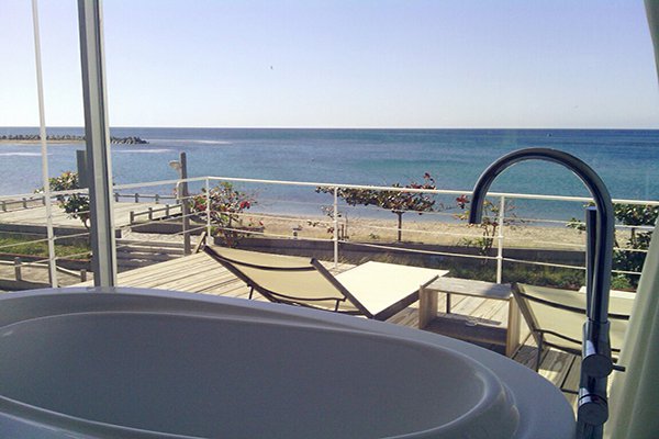 墾丁．後灣36可以泡在私人的浴缸與泳池，享受全海景的視野與熱情的陽光 (圖片來源／墾丁．後灣36)