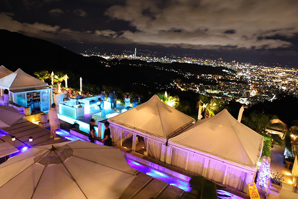 The Top屋頂上景觀餐廳，走的是慵懶地峇里島風格 (圖片來源／The Top 屋頂上)