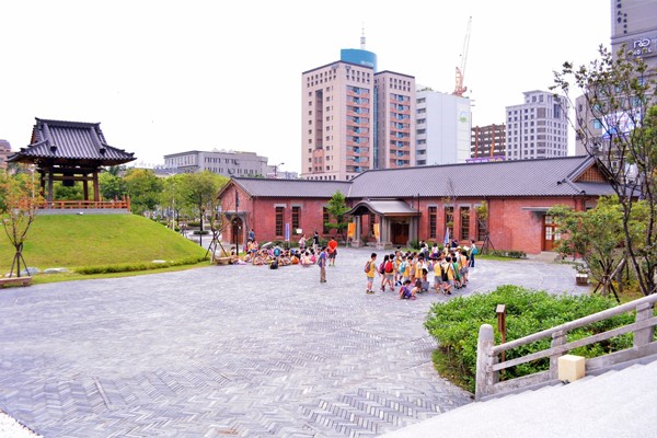 西本願寺廣場提供充分活動空間。