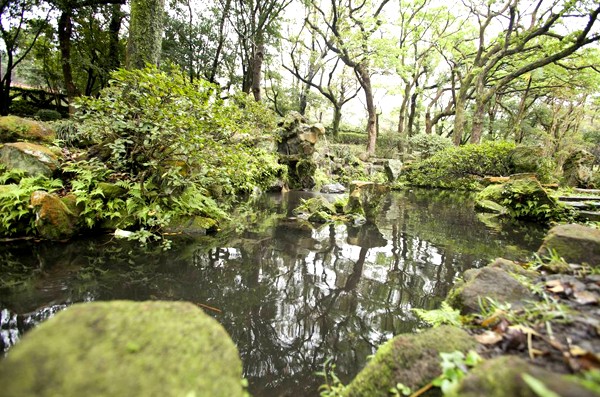 前山公園心字池景石採用日式手法砌築。