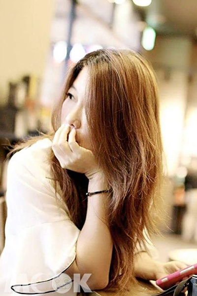 不看鏡頭，攝於苗栗高鐵星巴克