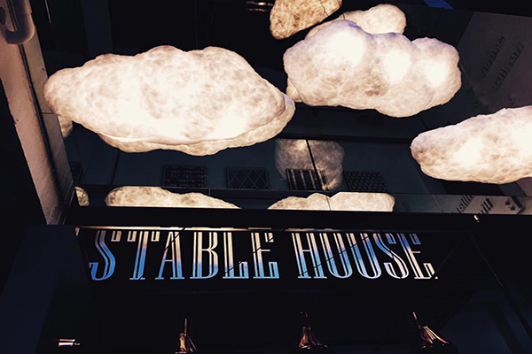 STABLE的雲朵裝置藝術 (圖片來源／STABLE HOUSE時驛商業會館)