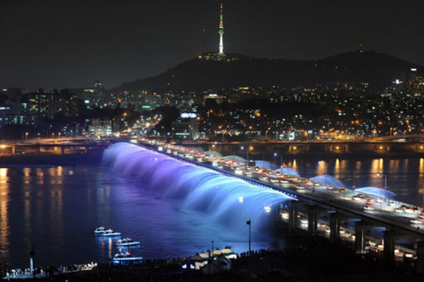 盤浦大橋月光彩虹噴泉 (圖片來源／韓國觀光公社)