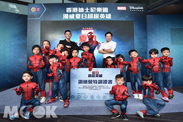 （左起）可樂旅遊產品部線控副理葉仁傑、超級英雄蜘蛛人、香港迪士尼樂園度假區市務總監何諾希，一起見證小英雄們獲頒特訓證書的英雄時刻