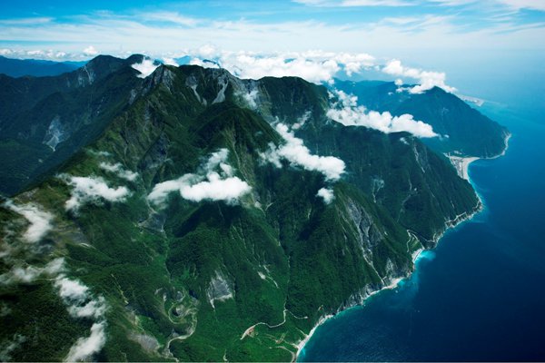 「看見台灣」中花蓮清水斷崖蘇花公路的美景。（圖片提供／台灣阿布電影公司）