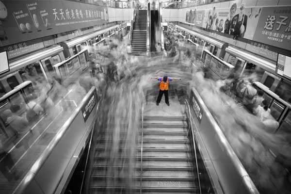 魯佳寶所拍攝的忠孝新生站捷運保全一幕，獲得法國攝影大賽肯定。(圖片提供／魯佳寶)