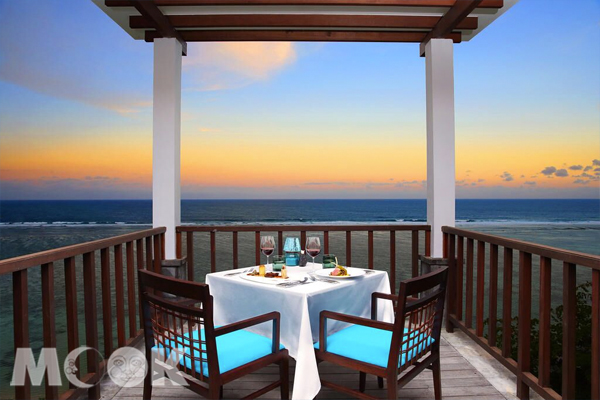 入住「峇里島薩碼貝別墅酒店」，在白色沙灘上享用此生難忘的浪漫晚餐。(圖片提供/Booking.com)