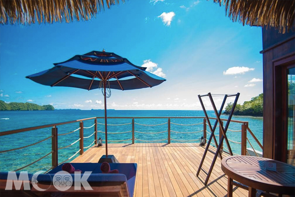 「帛琉帕勞太平洋度假酒店」待在房裡就能夠享受日出日落，搭配蔚藍海岸的絕佳美景。(圖片由Booking.com提供)