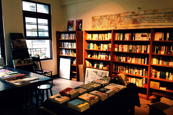 Bookstore 1920s以1920年代為選書主軸，文史哲主題書籍的蒐羅非常廣泛 (圖片來源／Bookstore 1920s)