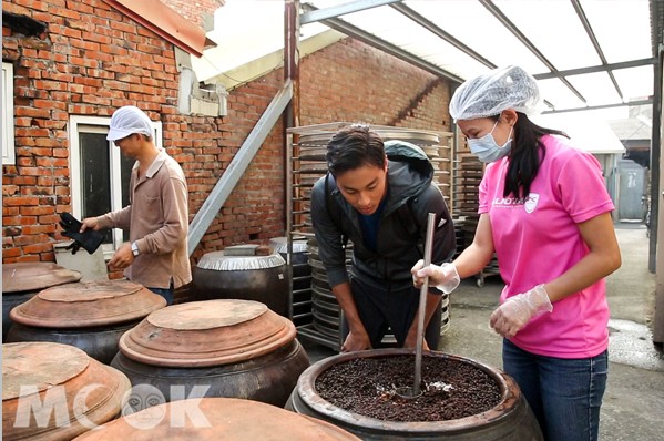 黑豆自然發酵成熟，才能完整保留醬油天然的豆香與風貌。(圖片提供／Vidol)