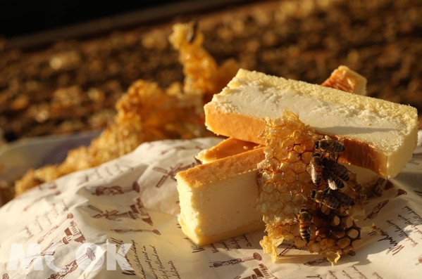 100%純正蜂蜜和當地新鮮牛奶手工製作的乳酪蛋糕，是雲林的最佳伴手禮。(圖片提供／Vidol)