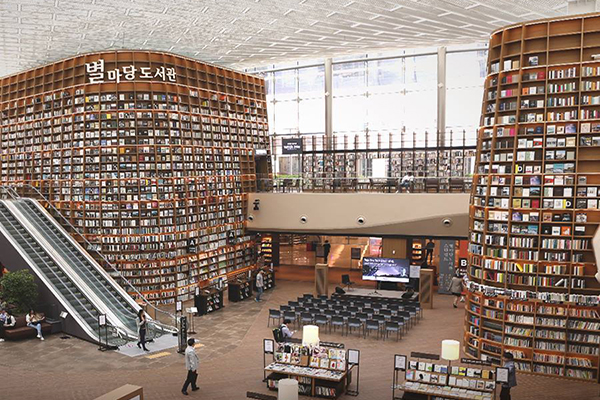 首爾熱門新景點  圖書館13公尺書牆吸睛