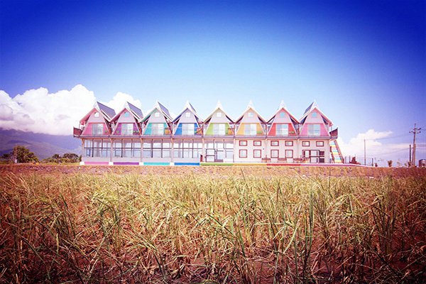 宜蘭礁溪的稻田裡，藏著一座天空之島民宿，島上有八棟色彩繽紛的小木屋 (圖片來源／礁溪 天空島上的小木屋)