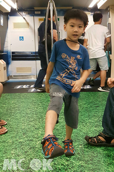 捷運車廂化身為足球場，小朋友也忍不住舉腳射門。