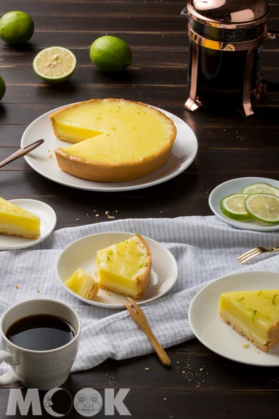 星巴克6吋檸檬塔，夏季水果代表酸甜入餡，打造清爽糕點。(圖片提供／星巴克)