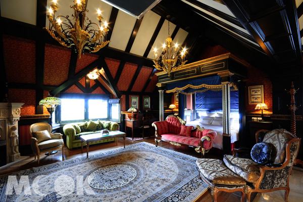 「老英格蘭莊園」奢華氣派的建築稜線及華麗室內裝潢，滿足所有對歐洲風格著迷的旅客。(圖片提供/Booking.com)